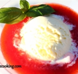 Мороженое готово, подаем десерт с клубничным соусом, украсив веточкой базилика. Приятного Вам вкушения. 
 
Cсылка на оригинальный рецепт:  www.picantecooking.com/recipe/bazilikovoe-morozhenoe-s-klubnichnym-sousom 	