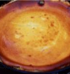 Готовим сырную начинку. В кухонном комбайне взбиваем до однородности сливочный сыр. Добавляем яйца, желтки, затем сметану и сахар. В самом конце добавляем к массе муку, цедру и сок лимона. Все хорошо перемешиваем до однородности. Выливаем массу в форму на бисквит и ставим в предварительно разогретую до 240 градусов духовку на 40-45 минут. За это время творожная масса должна подрумяниться и хорошо схватится с краев, в середине она немного недопекается. Духовку выключаем, открываем дверцу и оставляем чизкейк внутри остывать на 2 часа.