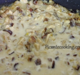 Готовим соус, на сковороде разогреваем сливочное масло, добавляем измельченный лук, свежие грибы. Солим и томим, пока грибы не пустят воду. Добавляем сушеные грибы и продолжаем томить, пока жидкость не испариться. Вливаем воду, оставшуюся после замачивания грибов. Варим соус на среднем огне, пока жидкость не испариться наполовину. Вливаем сметану, перемешиваем и доводим до кипения.