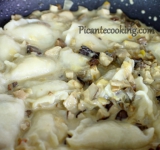 Перекладываем вареники на сковороду к соусу, все хорошо прогреваем.