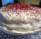 Украшаем вишней и ставим в холодильник до подачи.