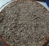 Затем приступаем к сборке торта. Разделяем корж на 2 тонких коржа. Щедро смазываем взбитыми сливками поверхность первого коржа.
Накрываем вторым коржом и покрываем весь торт оставшимся кремом.