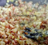 Грудинку нарезаем на небольшие квадратики и обжариваем до румяности на растительном масле на сковороде. Добавляем лука, немного солим и томим на малом огне, пока лук не станет мягким. Снимаем сковороду с огня.