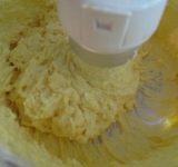 В отдельную посуду просеиваем муку, соль и пекарский порошок, хорошо перемешиваем и добавляем к масляной смеси. Вновь перемешиваем.