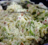 Добавляем в картофель лук с грудинкой, мелко измельченный укроп, соль по вкусу, все хорошо перемешиваем.