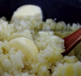 Картофель отвариваем до готовности в подсоленной воде. Воду сливаем картофель измельчаем в пюре. Добавляем сливочное масло, хорошо перемешиваем.