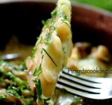 Раскладываем вареники по тарелкам, посыпаем свежим измельченным укропом и подаем к столу! Вкусные, нежные вареники с насыщенным грибным соусом готовы! Приятного аппетита!
Cсылка на оригинальный рецепт: www.picantecooking.com/recipe/vareniki-s-kartofelem-s-gribnym-sousom-versiya-lyuks