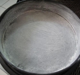 Большую форму для торта смазываем сливочным маслом и просыпаем мукой. Наполняем форму тестом и выпекаем около часа в предварительно разогретой духовке. Степень готовности определяем зубочисткой. Корж вынимаем из духовки, даем немного остыть, перед тем как разнять форму. Затем окончательно остужаем на решетке.