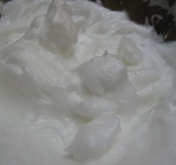 Взбиваем белки в крепкую пену, добавляем к тесту, аккуратно перемешиваем силиконовой лопаткой.