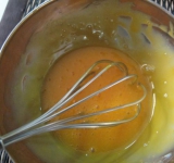 Отделяем белки от желтков. Взбиваем масло и сахар до кремообразной массы. Добавляем в массу яичные желтки, ванильный экстракт и мак с молоком. Все хорошо перемешиваем.