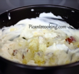 Добавьте сметану, вино, белый перец и бекон. Хорошенько все перемешайте. Переложите массу в небольшую форму для выпечки и поставьте в духовку на 15-18 минут. Сыр должен полностью расплавиться, а верх подрумяниться.