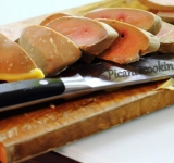 Для начала вырежьте из яблока сердцевину, срежьте кожицу и нарежьте его на 8 полу-колец. Разогрейте кастрюлю или пароварку и плотно оберните печень фольгой. Разогрейте посуду, положите в нее печень и готовьте около 20-25 минут, до готовности.