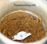 Смалываем их до однородной сыпучей массы.