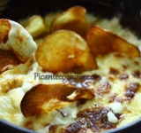 Подавайте вкуснятину с чипсами домашнего приготовления и наслаждайтесь! Приятного аппетита!
Ссылка на источник рецепта: www.picantecooking.com/recipe/syrnyi-goryachii-dip-s-bekonom