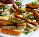 Теперь собираем блюдо: на каждый кусочек багета выложите кусочек печени, затем яблоко, полейте соусом из сковороды. Украсьте мятой. Приятного аппетита!
Ссылка на источник рецепта: www.picantecooking.com/recipe/fua-gra-s-karamelizovannymi-yablokami-i-myatoi