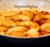 Когда печень будет готова, достаньте ее из кастрюли и выложите на стол. Не разворачивая фольгу, дайте полностью остыть, а затем достаньте из фольги и нарежьте на 8 кусочков. Багет тоже нарежьте на 8 кусочков. Разогрейте духовку и выложите кусочки багета на противень. Подсушите багет до хруста, минут 6. Пока багет будет сушиться, в сковороде, на среднем огне, разогрейте сливочное масло, добавьте сахар и уксус и мешайте до полного растворения сахара. Добавьте в сковороду яблоки и томите их до мягкости минуты 3.