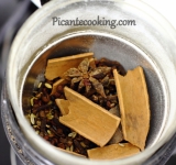 Переносим специи в кофемолку.