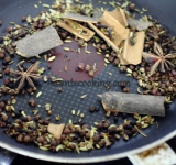 Специи прогреваем на сухой сковороде, пока не начнет разноситься выразительный аромат специй.