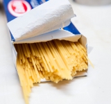 Поставьте отвариваться спагетти. Доведите до кипения воду, посолите и положите спагетти в воду. Варите до состояния на зубок (альденте), время указано на пачке из-под макарон.	