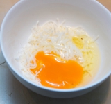 В это время смешайте сыр с яйцом, взбейте до однородной консистенции. Поперчите и посолите слегка.	
