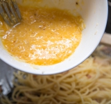 Уберите сковороду с плиты, добавьте яично-сырную смесь, быстро перемешайте и перемешайте.  
Приятного аппетита!	