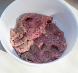 Пропустите мясо через мясорубку (если не используете сразу фарш). Лук измельчите. Булку замочите в молоке на 3 минуты, выжмите лишнюю жидкость и смешайте с мясом, яйцом, картофельным пюре и луком. Посолите, поперчите и хорошо замесите тесто.	