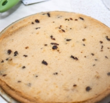 Остудите бисквит и порежьте на 3 коржа. Остудите коржи.	