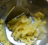 Картофель очистите и поставьте вариться до готовности. Слейте воду и разомните в пюре.	