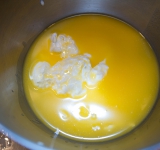 Займемся сначала приготовлением коржей. Размягчите сливочное масло и взбейте его с сахаром и сметаной.	