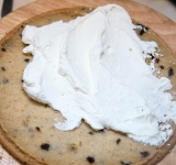 Нижний корж смажьте кремом, положите затем второй корж и тоже смажьте, затем верхний слой и остатки крема на верх и на бока торта.  
Поставьте торт в холодильник (желательно она ночь). Сверху можно посыпать какао-порошком или тертым шоколадом.  
Приятного аппетита!	