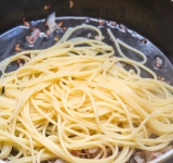 К этому времени макароны должны быть готовы, добавьте макароны в сковороду и быстро перемешайте макароны с соусом.	