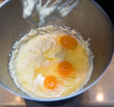 Добавьте яйца и продолжайте взбивать.	