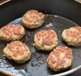 Затем переверните и готовьте еще около 4-5 минут до готовности котлет.  
Приятного аппетита!	