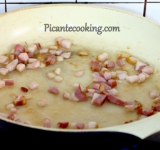 Измельчаем на квадратики бекон, картофель и бекон обжариваем на сковороде на растительном масле.	