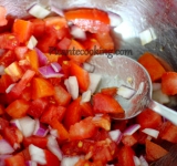 По истечению времени начинаем готовить салат. Помидоры и лук измельчаем, помещаем в глубокую миску, приправляем уксусом, оливковым маслом, солим по вкусу, перемешиваем и оставляем на 15 минут.