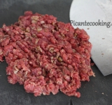 Мелко измельчаем мясо ножом.