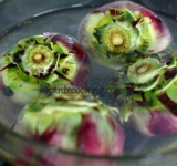 Воду заливаем в глубокую емкость, добавляем туда лимонный сок и опускаем туда артишоки сразу же после чистки, даем постоять 10 минут. Тем временем кипятим большое количество подсоленной воды, закидываем туда артишоки и варим 18-25 минут до мягкости овощей.