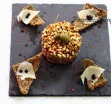 Для подачи тартар утрамбовываем в небольшие кулинарные кольца круглой формы, а сверху выкладываем кедровые орешки. Дополнительно блюдо сбрызгиваем бальзамическим уксусом и все посыпаем молотым розовым перцем ( по желанию). Изысканное блюдо готово! Приятного Вам аппетита!
Cсылка на оригинальный рецепт: www.picantecooking.com/recipe/tartar-iz-govyadiny-s-kedrovymi-oreshkami