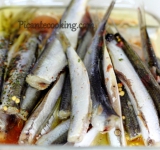 Кильку помещаем в малую посуду с крышкой, добавляем уксус, сахар и масло. Все хорошо перемешиваем и оставляем на день в холодильнике, периодически помешивая.