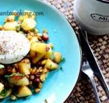 Обжаренные ингредиенты выкладываем на тарелки, поверх укладываем яйцо и щедро приправляем блюдо черным молотым перцем. Восхитительное блюдо готово! Сытного и вкусного вам завтрака и отличного дня. 
 
Cсылка на оригинальный рецепт:  www.picantecooking.com/recipe/khash-iz-kartofelya-s-kukuruzoi 	