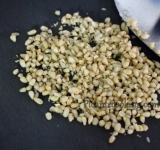 Кедровые орешки крупно измельчаем и подрумяниваем на сухой сковороде, снимаем с огня и даем полностью остыть.