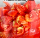 Помидоры нарезаем и складываем в чашу блендера.