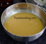 В небольшой миске перемешиваем оливковое масло, хрен, мед, горчицу и винный уксус для заправки.