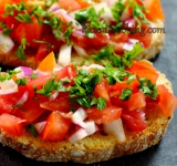 Сливаем лишний сок с салата и выкладываем на хлеб. Сверху посыпаем измельченной петрушкой.