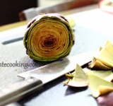 Артишоки чистим и срезаем у каждого верхушку чуть ниже середины. Удаляем два слоя внешних листьев.