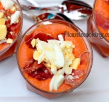 В сервировочные тарелки или даже стаканы наливаем суп. В каждую порцию выкладываем яйца и кусочки ветчины. Подаем к столу в холодном виде! Приятного аппетита!
Cсылка на оригинальный рецепт: www.picantecooking.com/recipe/salmorekho-salmorejo