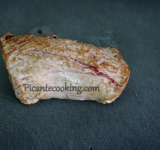 На сковороде на сильном огне разогреваем оливковое масло. Быстро обжариваем кусок говядины со всех сторон, так чтобы он лишь слегка подрумянился. Сразу же снимаем мясо с огня и перекладываем на разделочную доску.