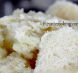 Мякоть хлеба измельчаем и отправляем к помидорам.