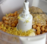 Для начала залейте нут холодной водой и оставьте часов на 8-12. Когда пройдет время- отцедите жидкость. Переложите размоченный нут в кастрюлю и залейте большим количеством воды. Доведите до кипения и варите на среднем огне, не добавляя соли, до готовности, примерно 1 -1,5 часа (В зависимости от сорта нута). Он должен развариться, попробуйте проткнуть его вилкой.