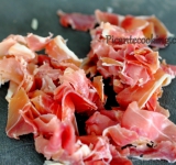 Яйца отвариваем вкрутую и крупно нарезаем, полоски хамона рвем руками.